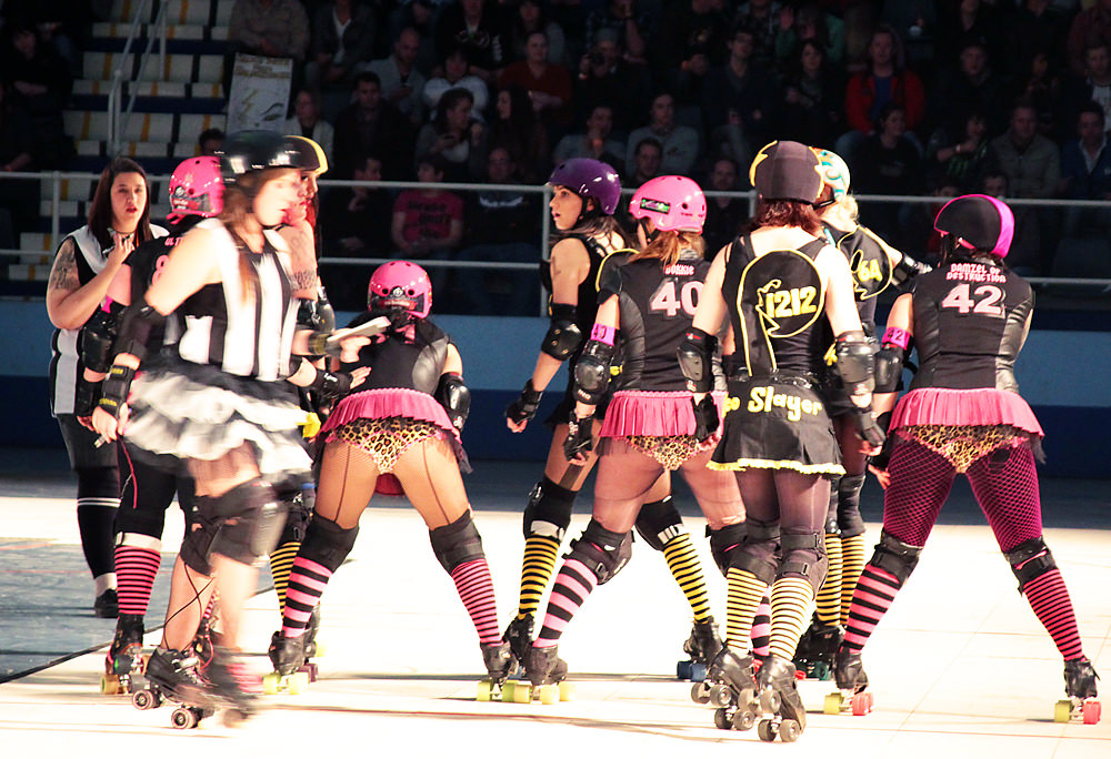 3 skaters from behind sm