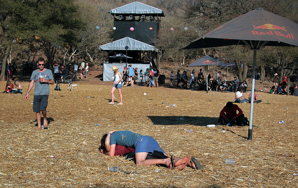 15 over-fun2 sm Drunk people making out at OppiKoppi.