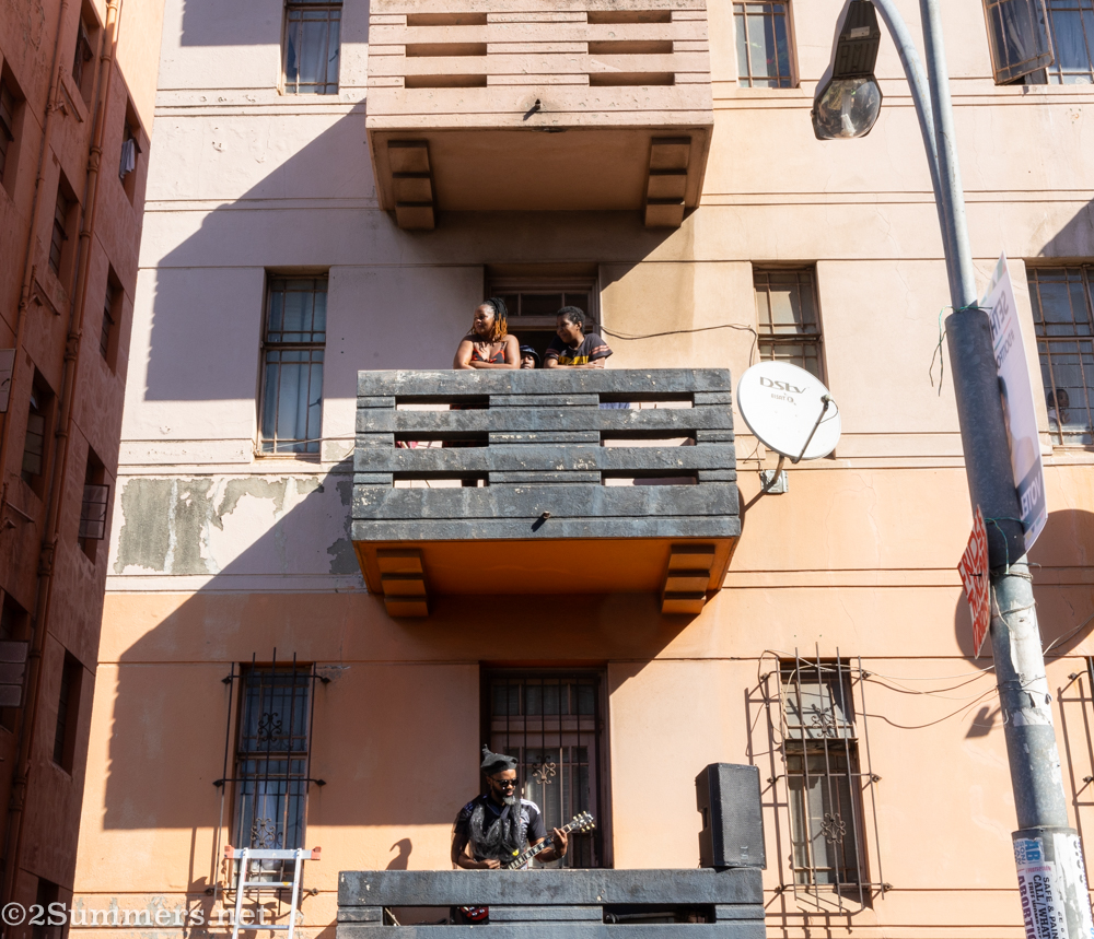 Mpumi performing on an apartment balcony
